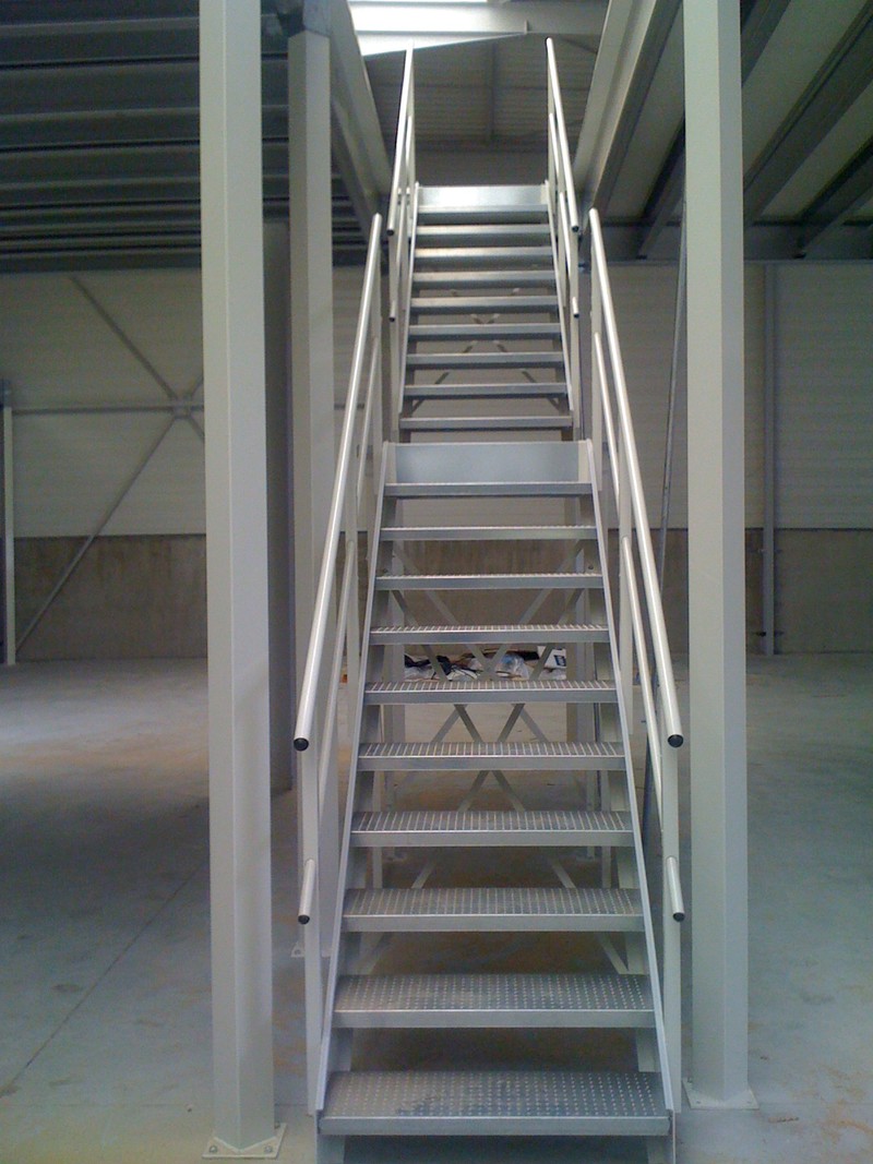 Escalier industriel avec palier de repos