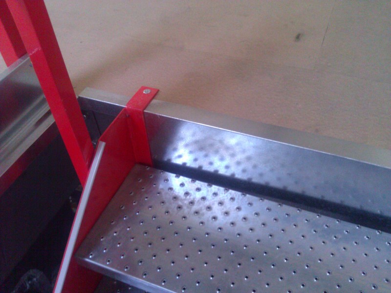 Patte et marches escalier industriel Patte et marches escalier industriel