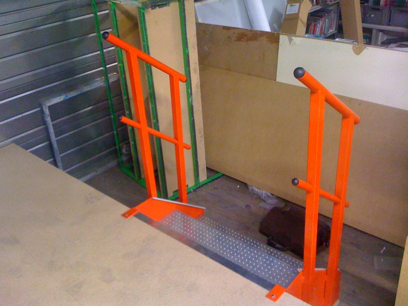 Escalier industriel 2 marches coloris Orange