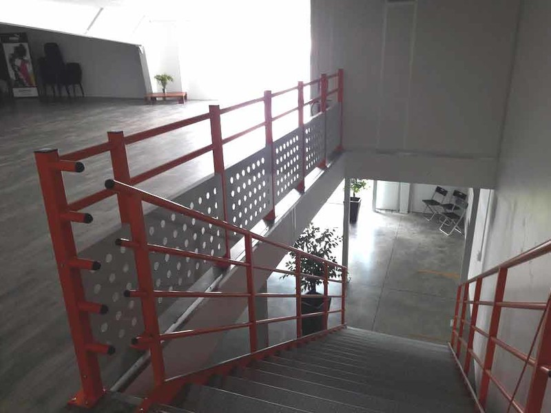 Escalier sur mezzanine salle fitness