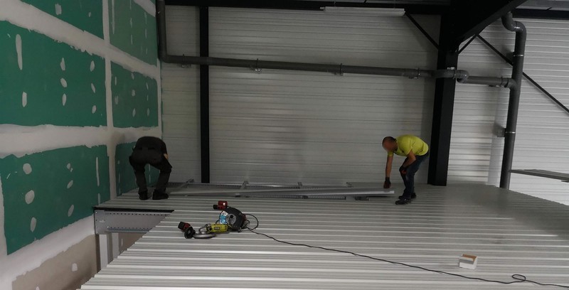 Installation du plancher tôle acier pour mezzanine industrielle