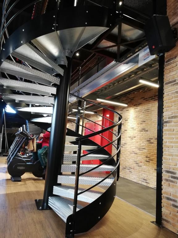 Escalier hélicoïdal dans salle de sports