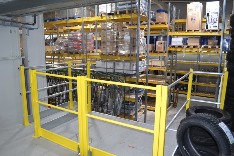 Portillon pour plate-forme de stockage