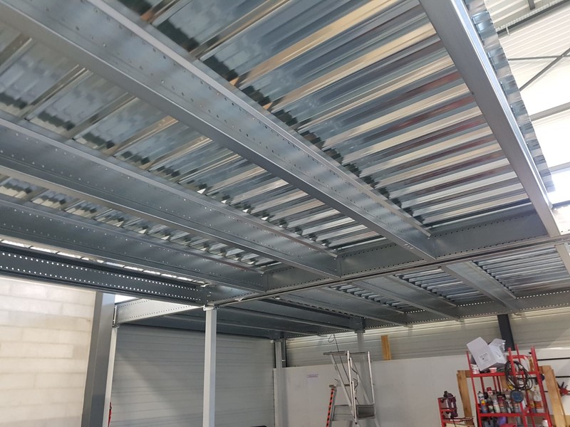 Plateforme de stockage avec plancher tôle acier Plateforme de stockage avec plancher tôle acier