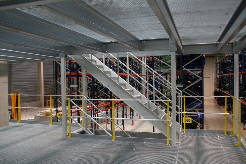 Mezzanine industrielle avec double niveau de stockage