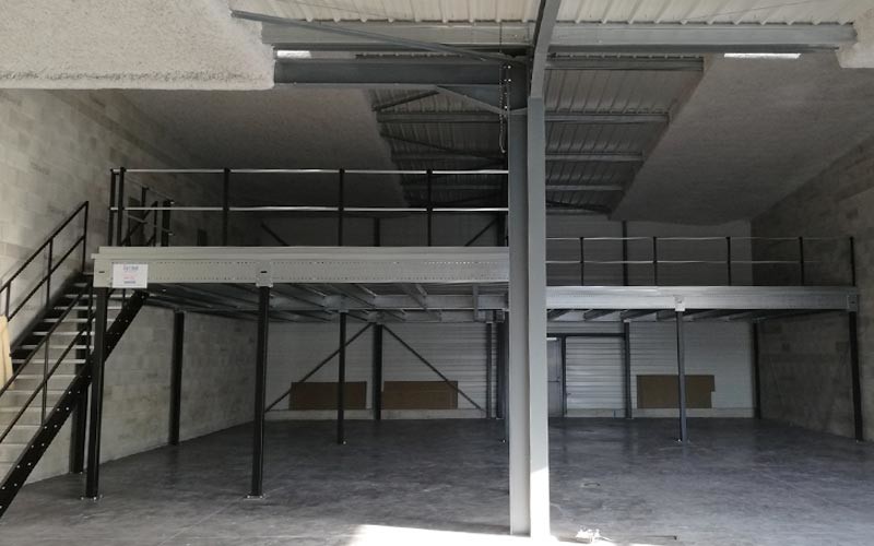 Mezzanine industrielle noire Mezzanine industrielle noire