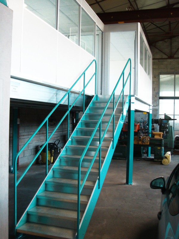 escalier métallique industriel Vert